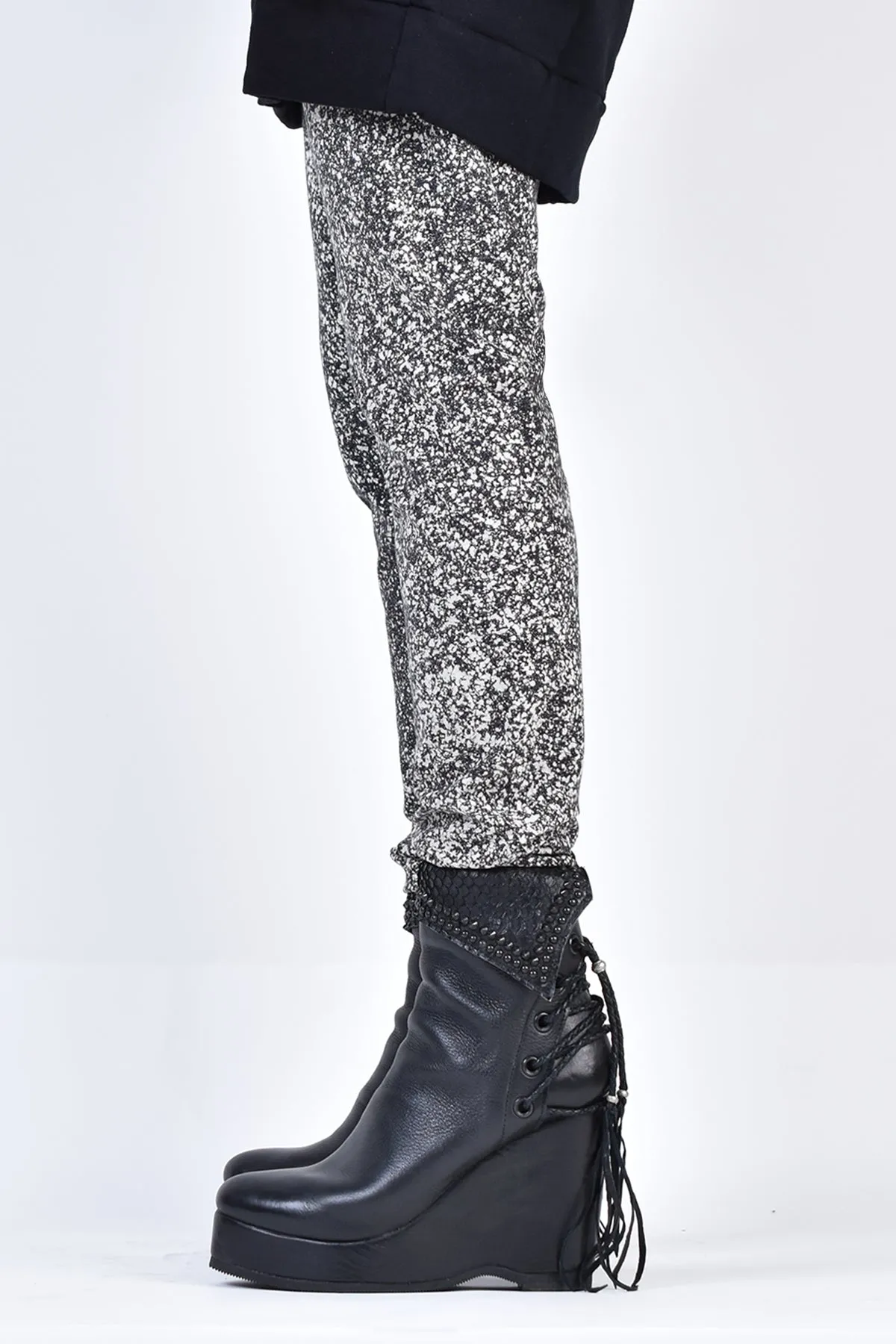 2002-PT09A Discharged Leggings White