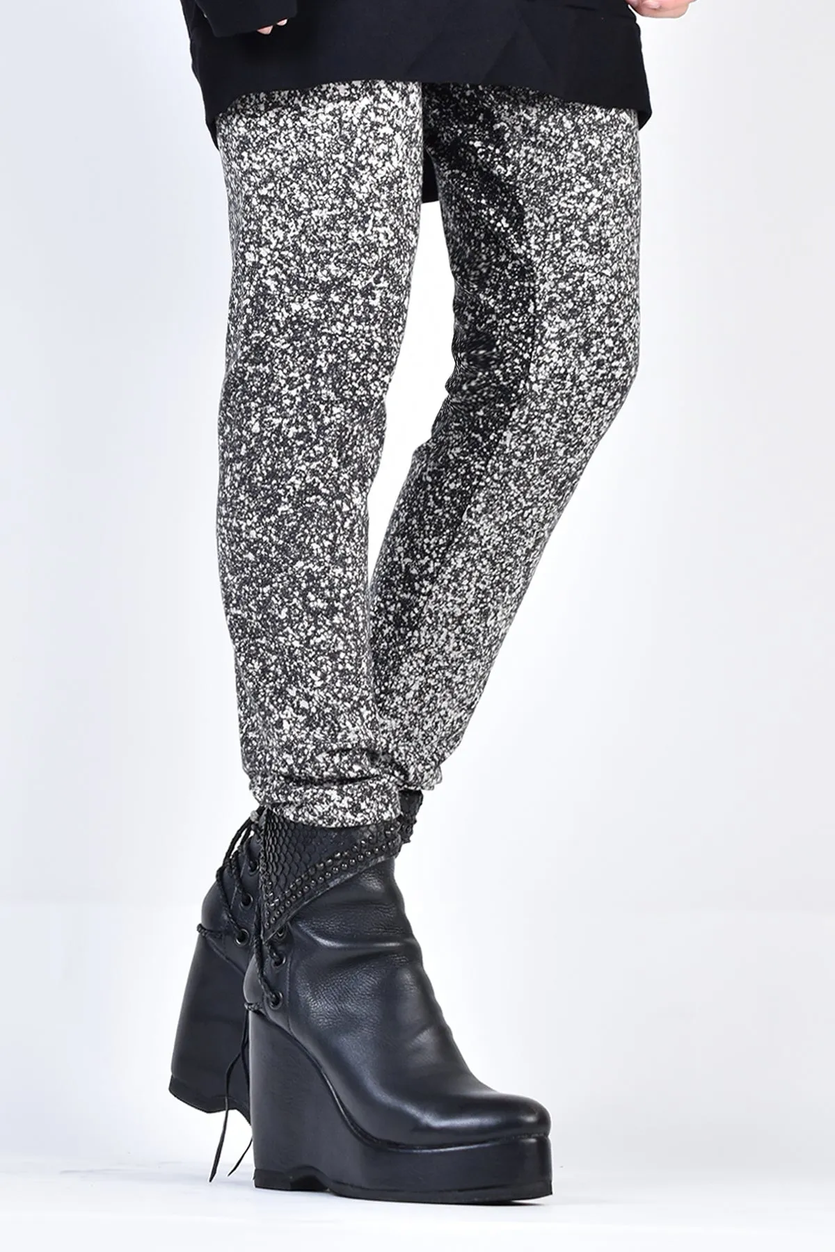 2002-PT09A Discharged Leggings White
