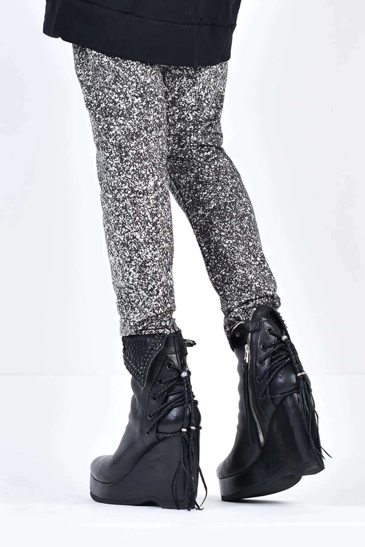 2002-PT09A Discharged Leggings White