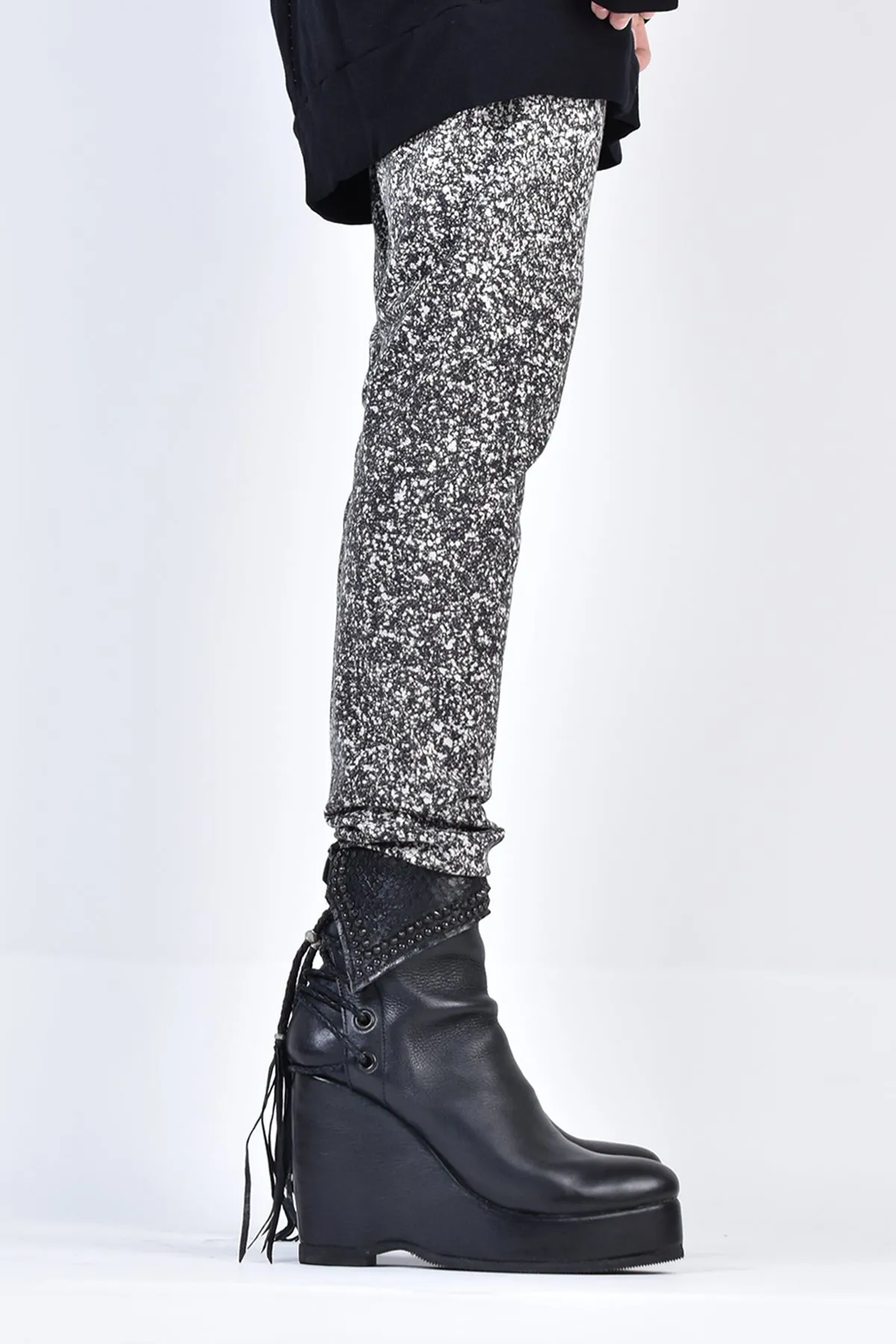 2002-PT09A Discharged Leggings White